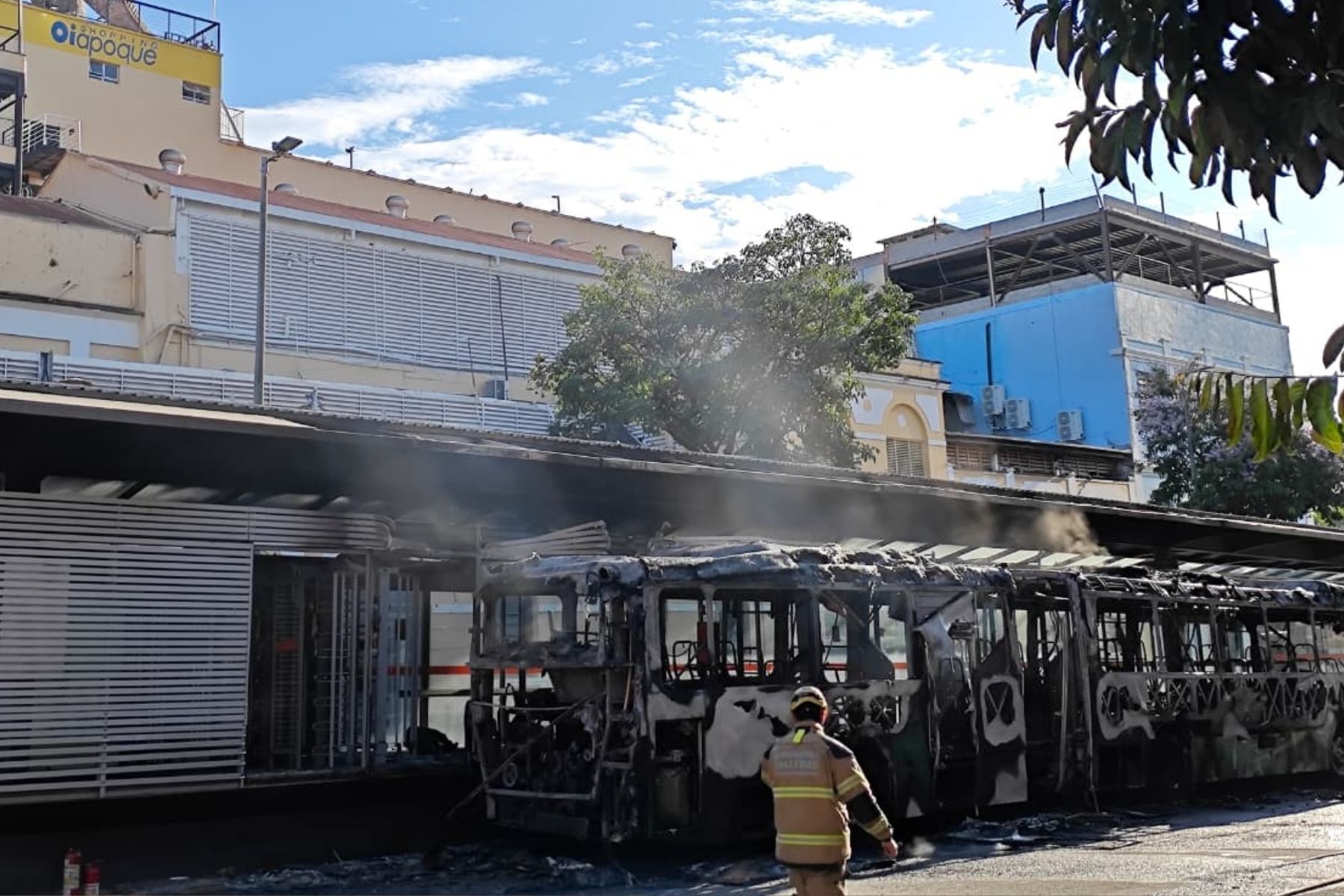 Mulher fica presa em estação após ônibus pegar fogo e é resgatada por motorista em BH