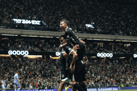 Reinier e Bernard comemoram gol do Atlético