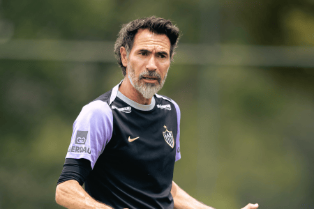 Técnico Eduardo Domínguez no comando do treino do Atlético na Cidade do Galo