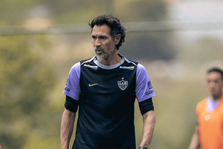 Técnico Eduardo Domínguez no comando do treino do Atlético na Cidade do Galo