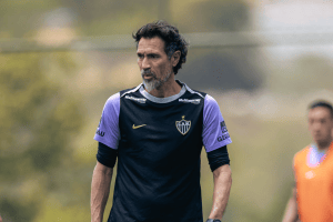 Atlético ganha 'reforço' de meia e vive a expectativa por atacante na Copa Sul-Americana; veja quais