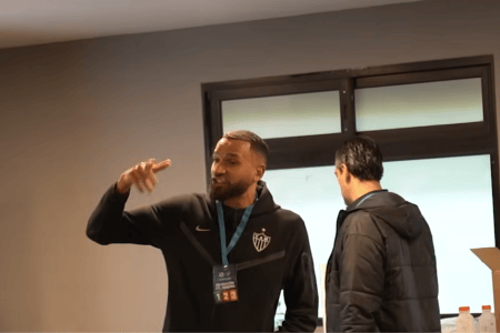 Everson em discurso para jogadores do Atlético no Centenário, em Montevidéu