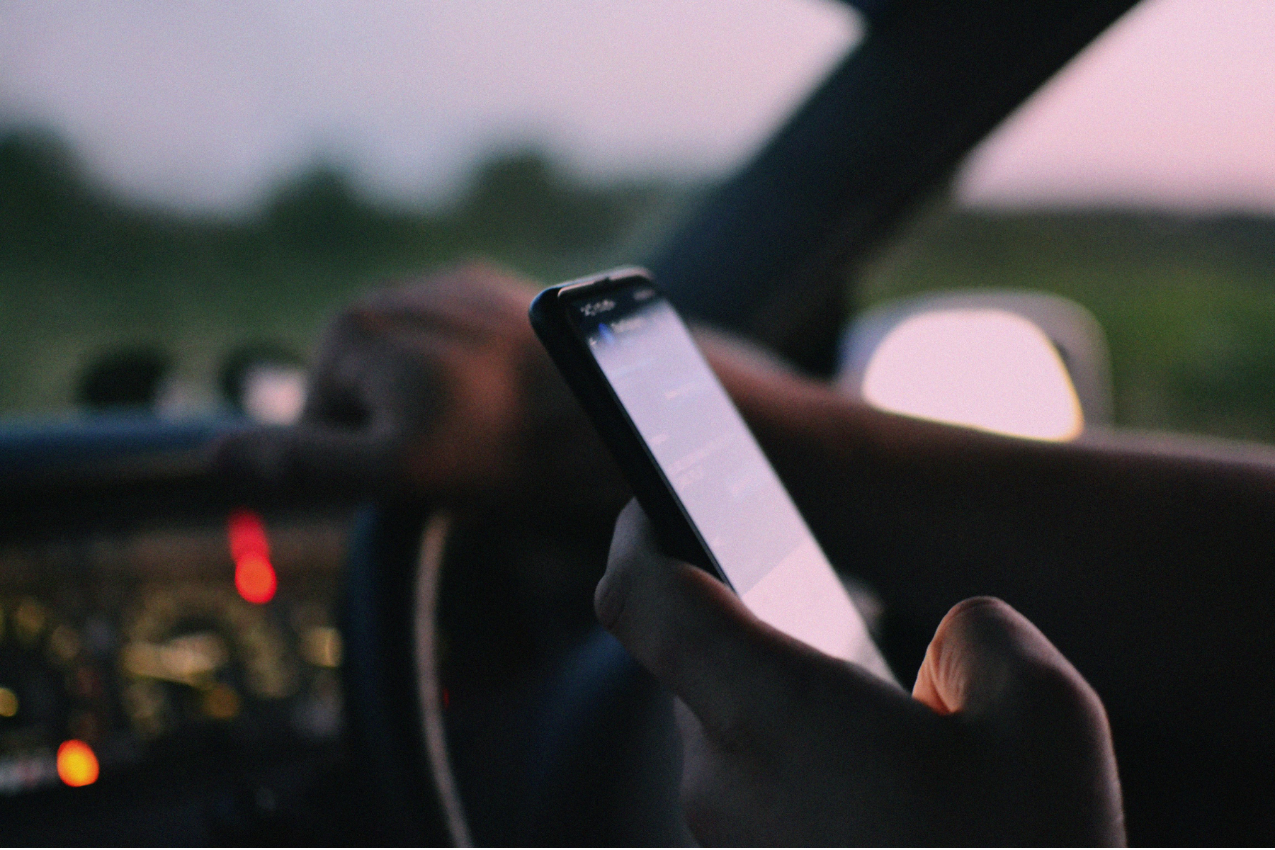 França anuncia suspensão de carteira de motorista de quem usar celular enquanto dirige