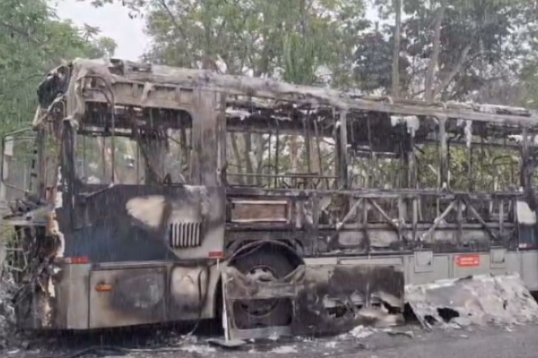 BH: vídeo flagra fuga de suspeitos de colocar fogo em ônibus