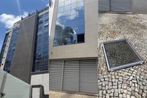 Homem invade garagem de prédio no bairro de Lourdes, em BH, e foge pulando de janela quebrada