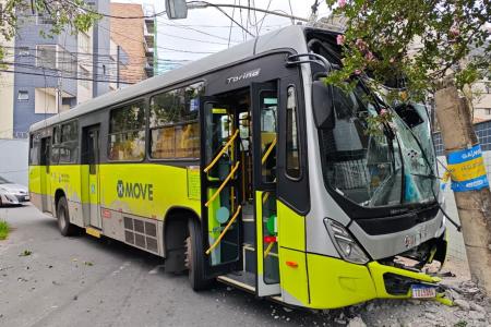 Ônibus perde o controle e bate em poste no bairro Dona Clara, em BH • Clever Ribeiro / Itatiaia