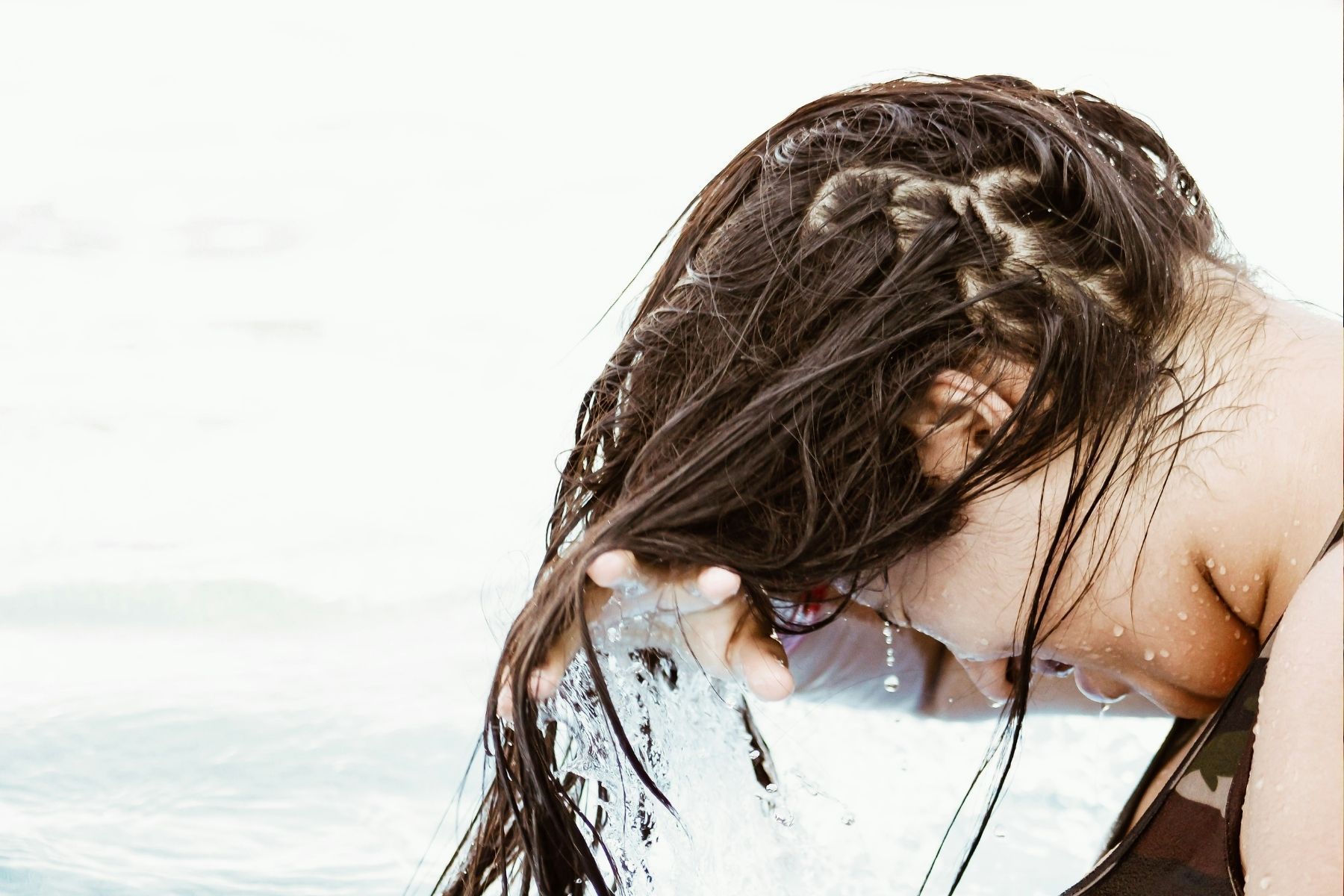 Enxaguar o cabelo com chá de alecrim frio depois do xampu: para que serve e por que repetir duas vezes por semana