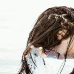 Enxaguar o cabelo com chá de alecrim frio depois do xampu: para que serve e por que repetir duas vezes por semana