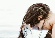 Enxaguar o cabelo com chá de alecrim frio depois do xampu: para que serve e por que repetir duas vezes por semana