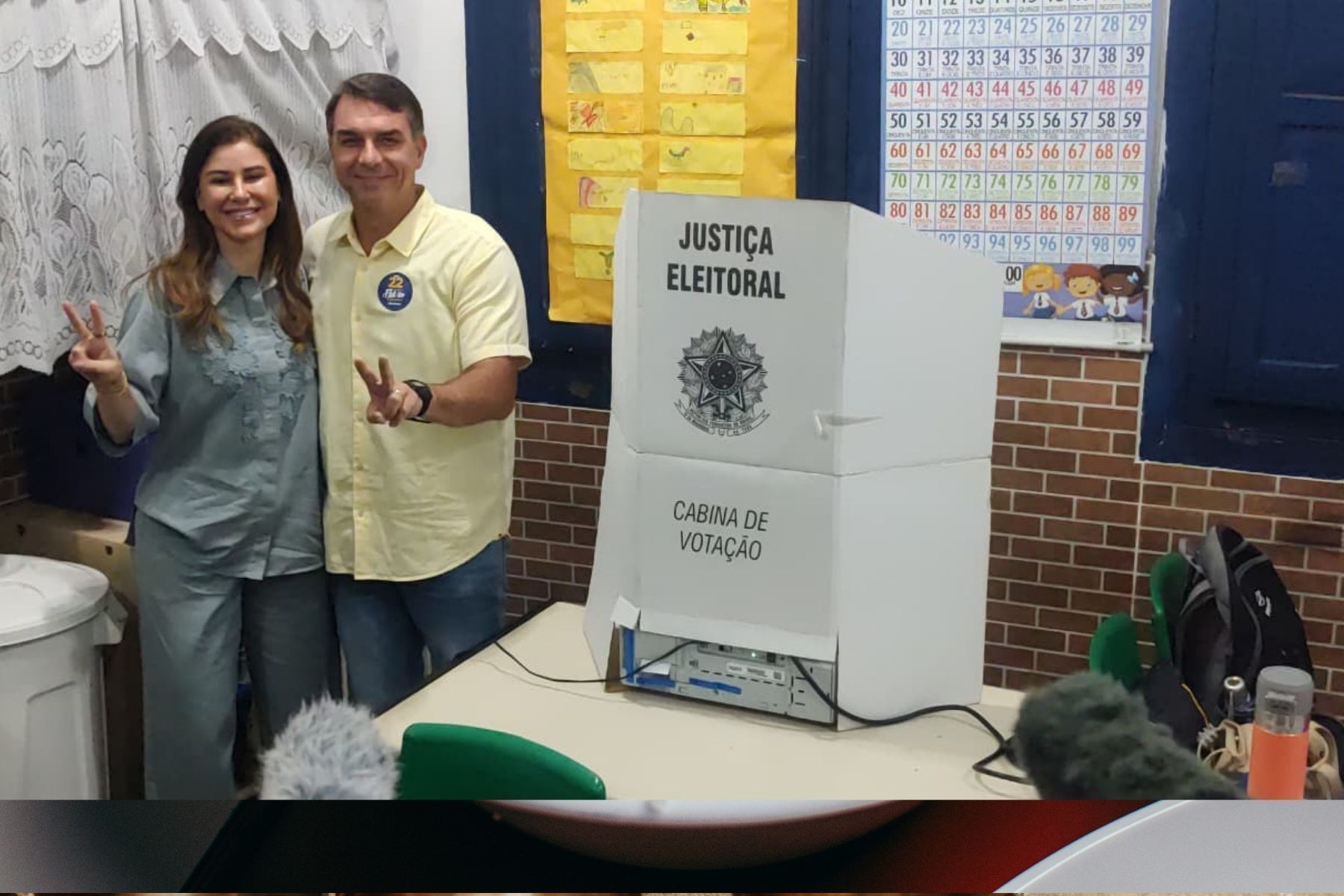 Flávio Bolsonaro vota no Rio de Janeiro e demonstra confiança em vitória: 'O Brasil vai mudar e vai vencer'