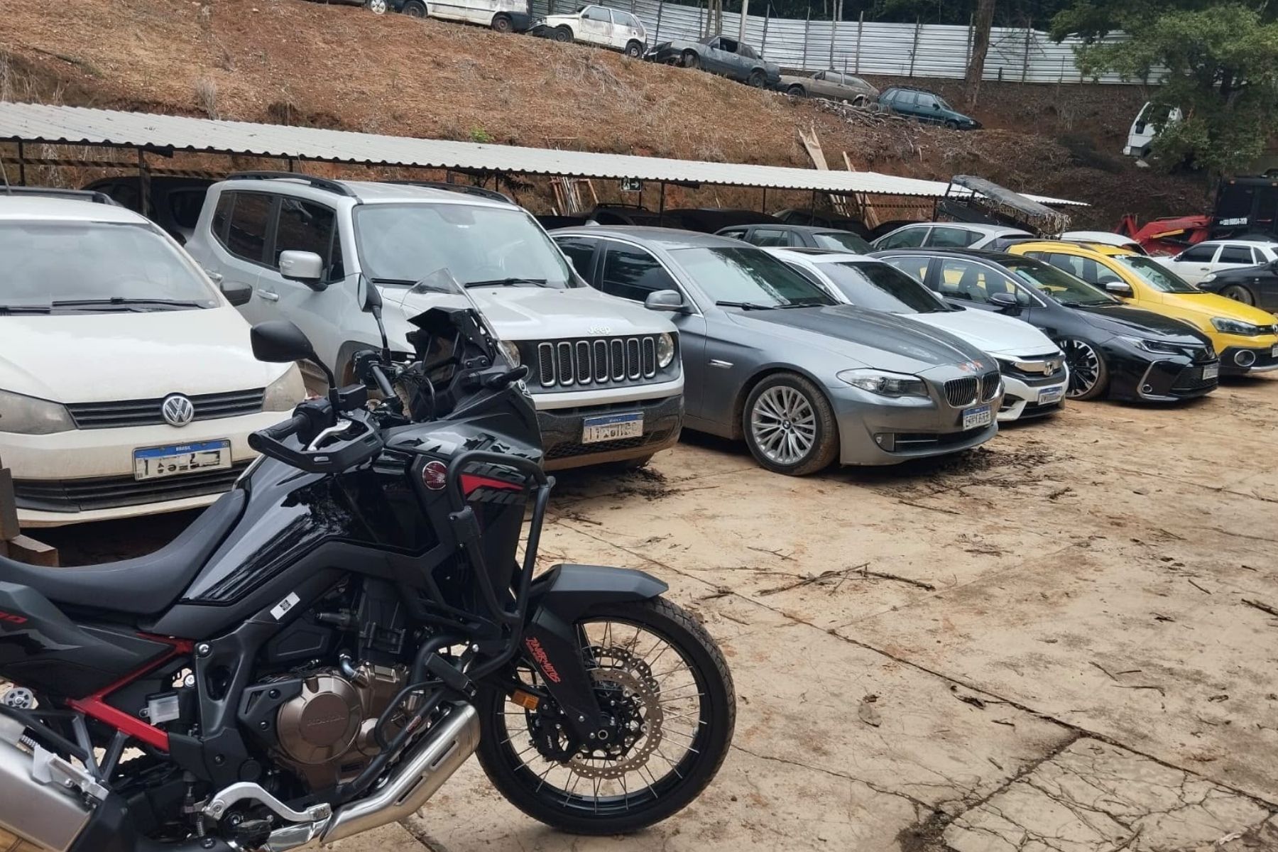 Operação na Zona da Mata prende sete pessoas e apreende R$ 100 mil, armas e 14 veículos