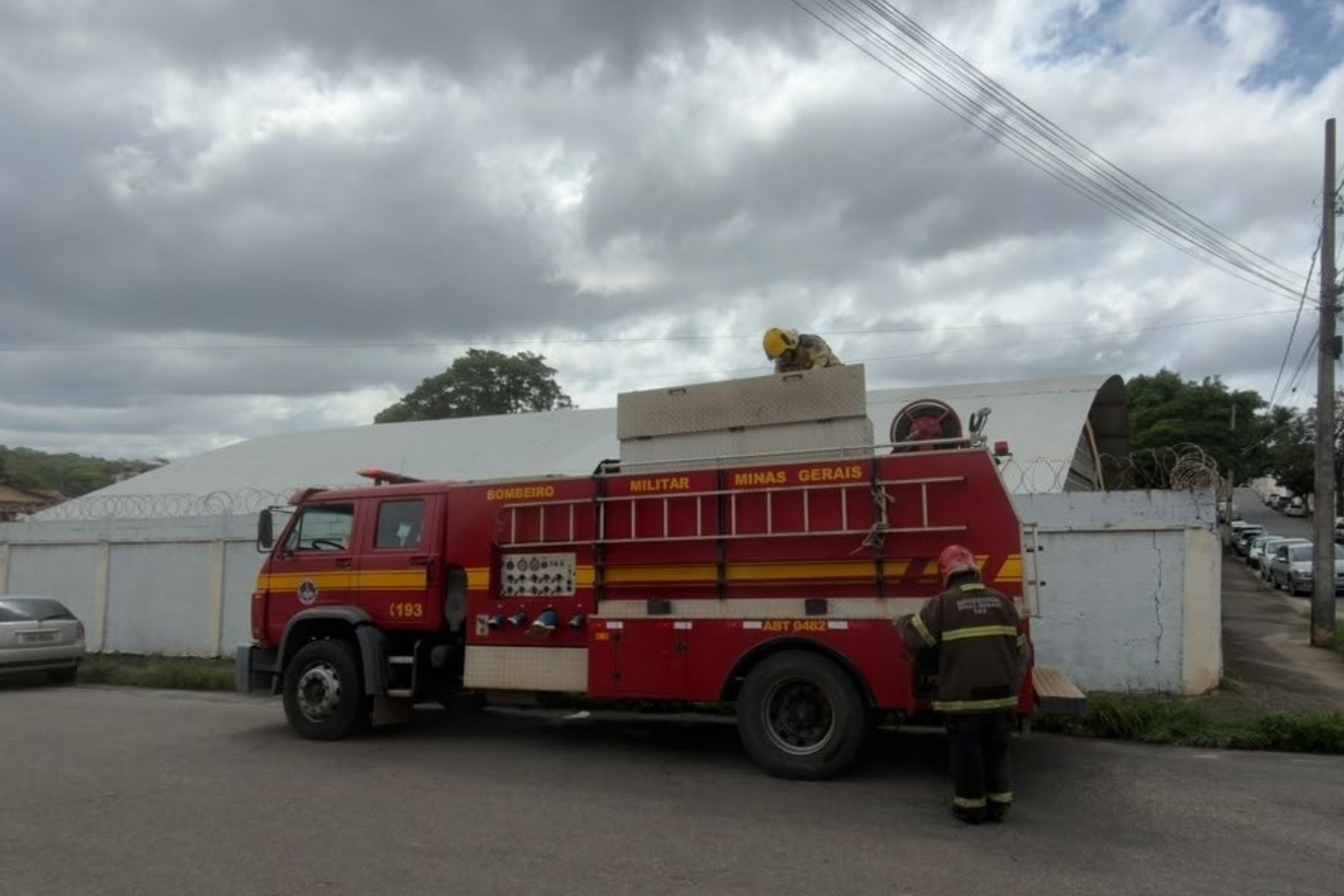 MG: Corpo de Bombeiros combate incêndio em local de votação