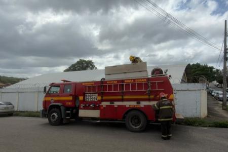 MG: Bombeiros combatem incêndio em local de votação
