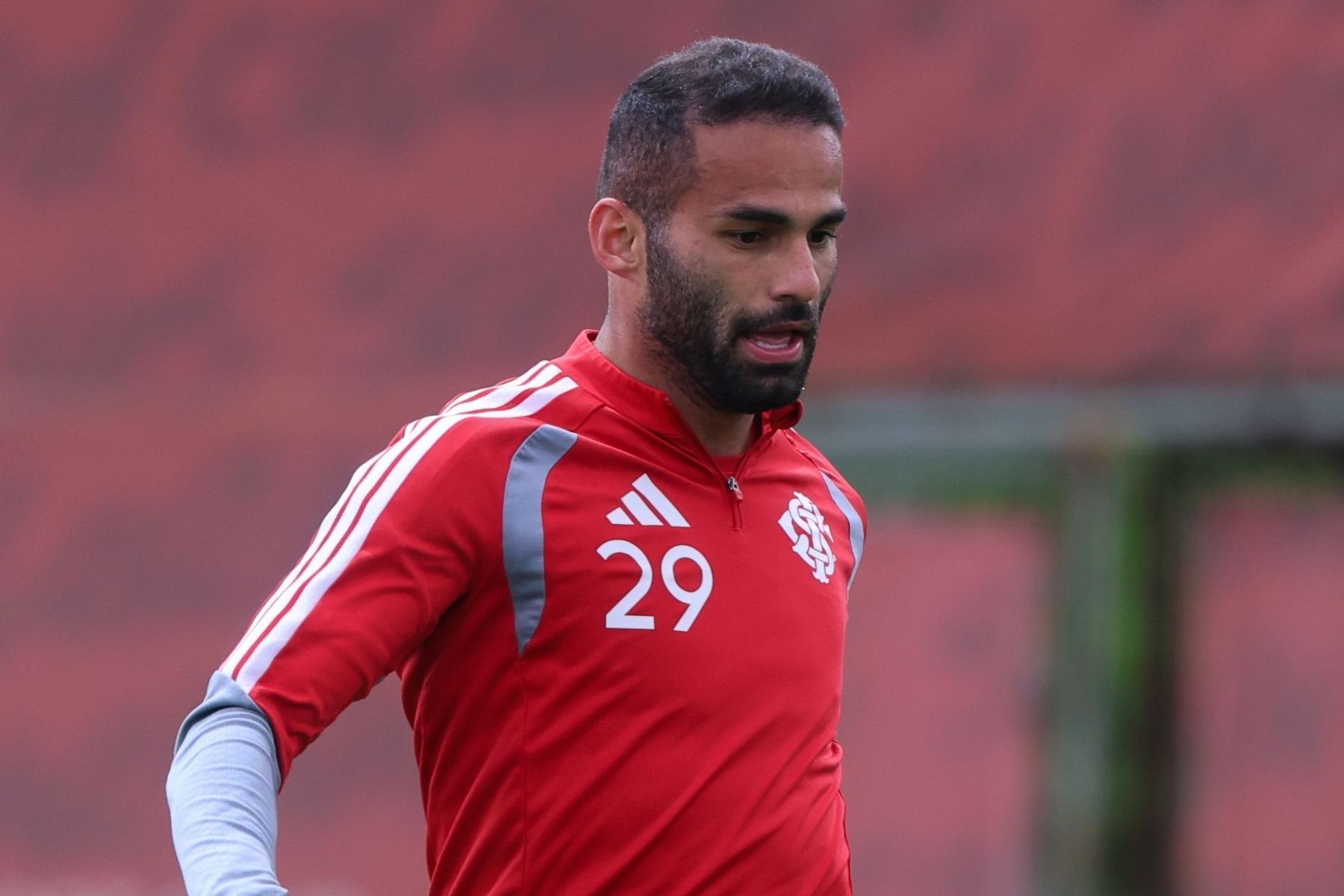 Baptista prepara troca no meio-campo do Internacional contra o Corinthians pelo Brasileiro