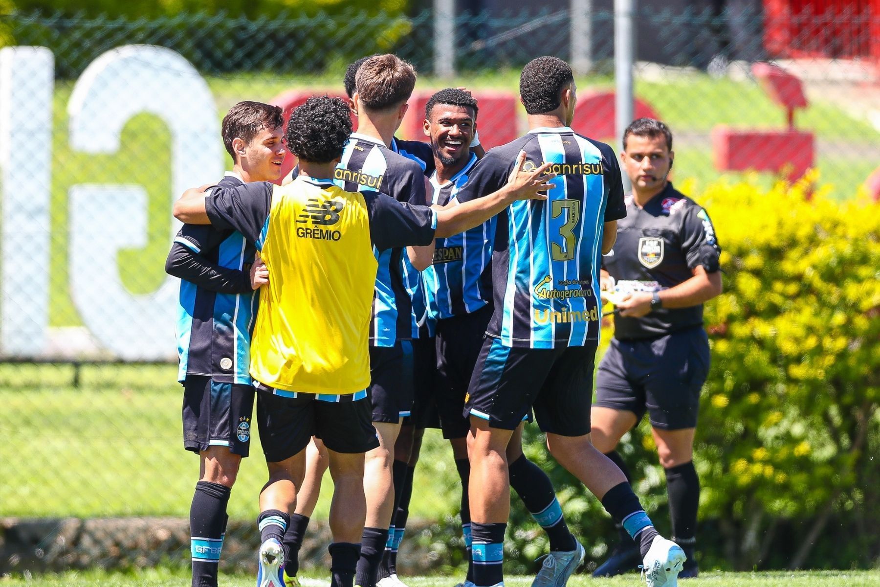 Grêmio goleia Inter em clássico sub-20 marcado pela presença de jovens do profissional