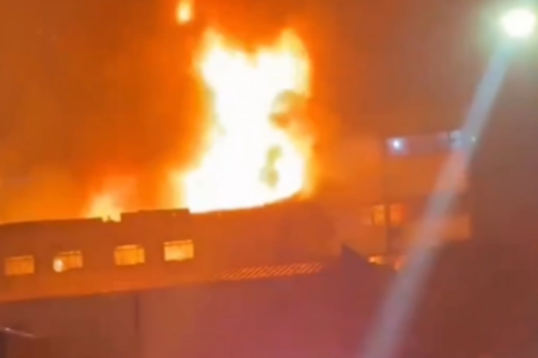 Fogo toma fábrica de plástico e causa danos à estrutura na Zona Sul de São Paulo; veja vídeo