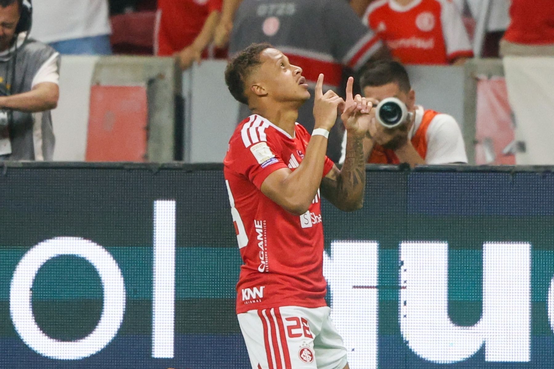 Com gol mais rápido do Brasileiro, Internacional bate Corinthians e embola luta contra o Z4