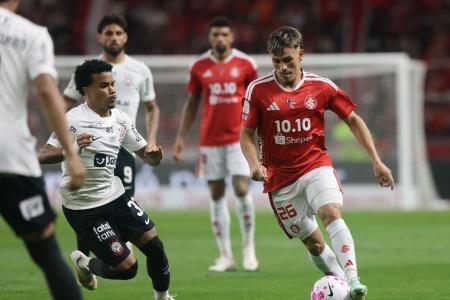 Kaio César, do Corinthians, e Bernabei, do Inter, em disputa de bola • Ricardo Duarte/Internacional