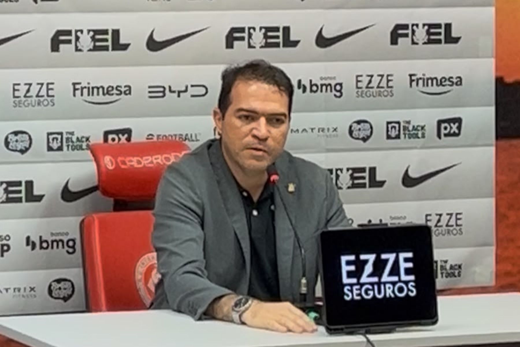 Executivo do Corinthians, Paz explica demissão de Diniz e desabafa: 'Muita dor'