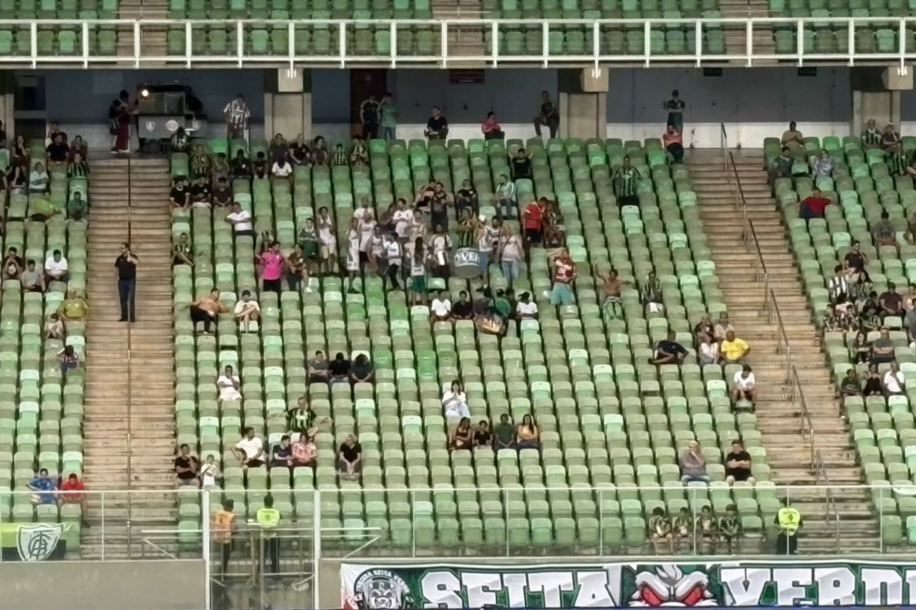 Marcha fúnebre e protestos marcam rebaixamento do América à Série C