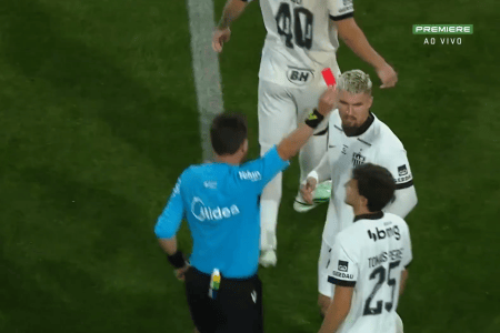 Tomás Pérez foi expulso após revisão do VAR