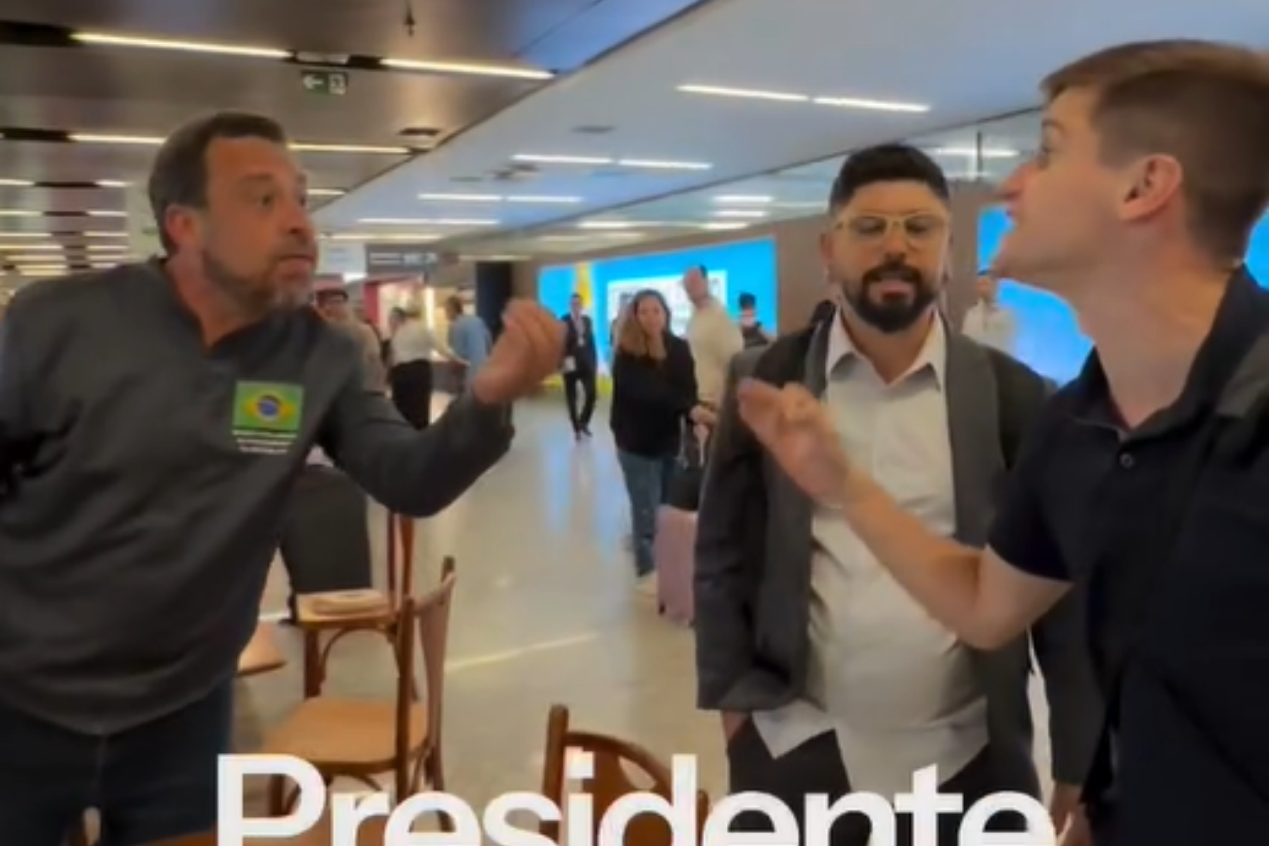 Pavanato e Boulos protagonizam bate-boca em aeroporto em meio à disputa entre Lula e Flávio; vídeo