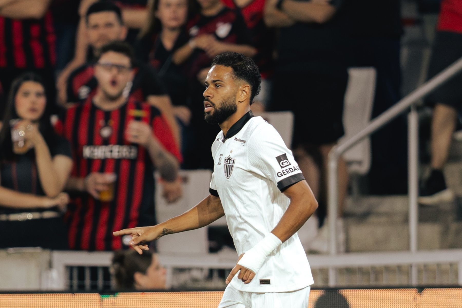 Titulares do Atlético, Renan Lodi e Cuello sofrem vaias da torcida do Athletico-PR