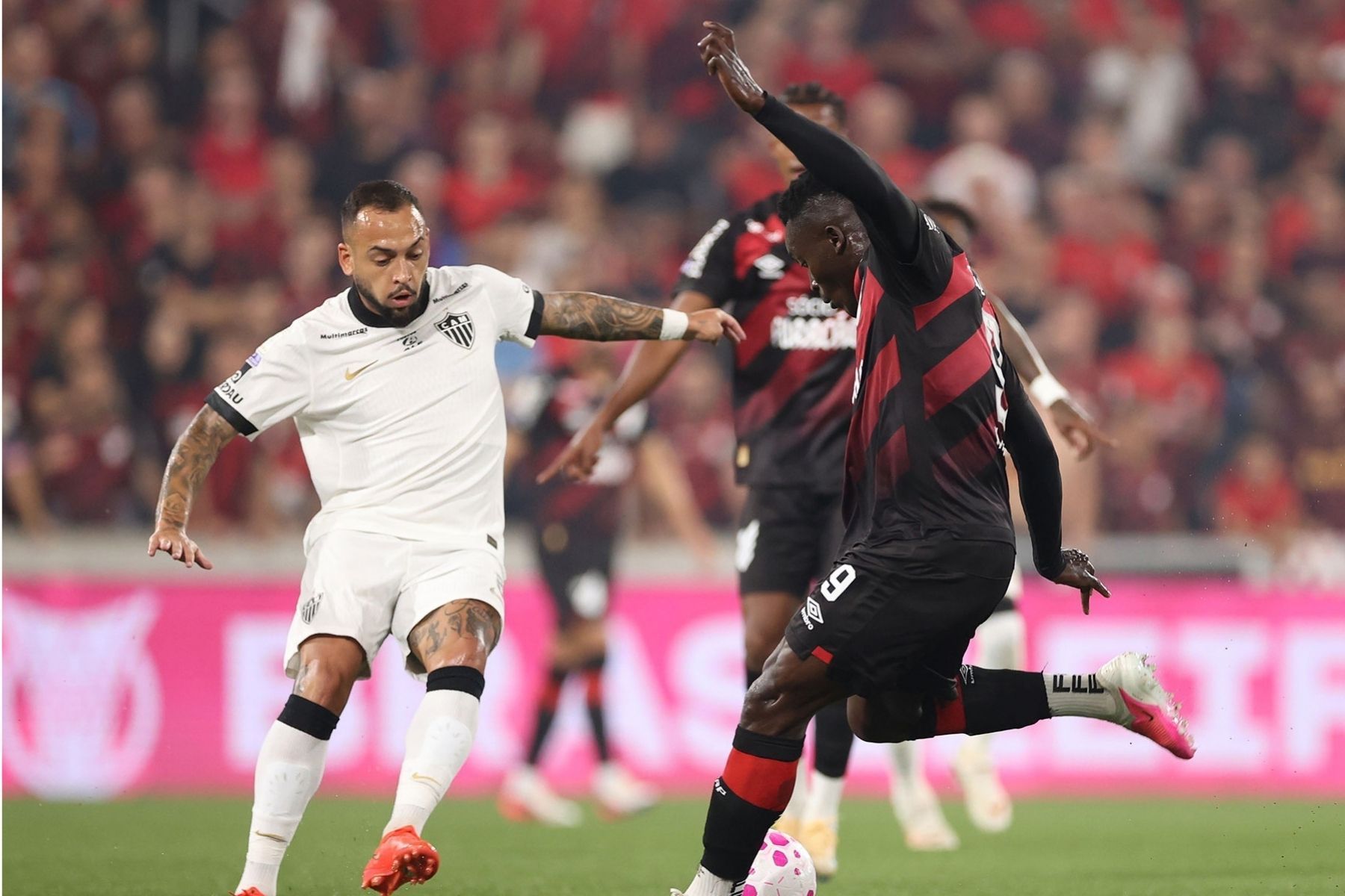 Athletico-PR liga alerta após empate com Atlético e aproximação do Cruzeiro no G4