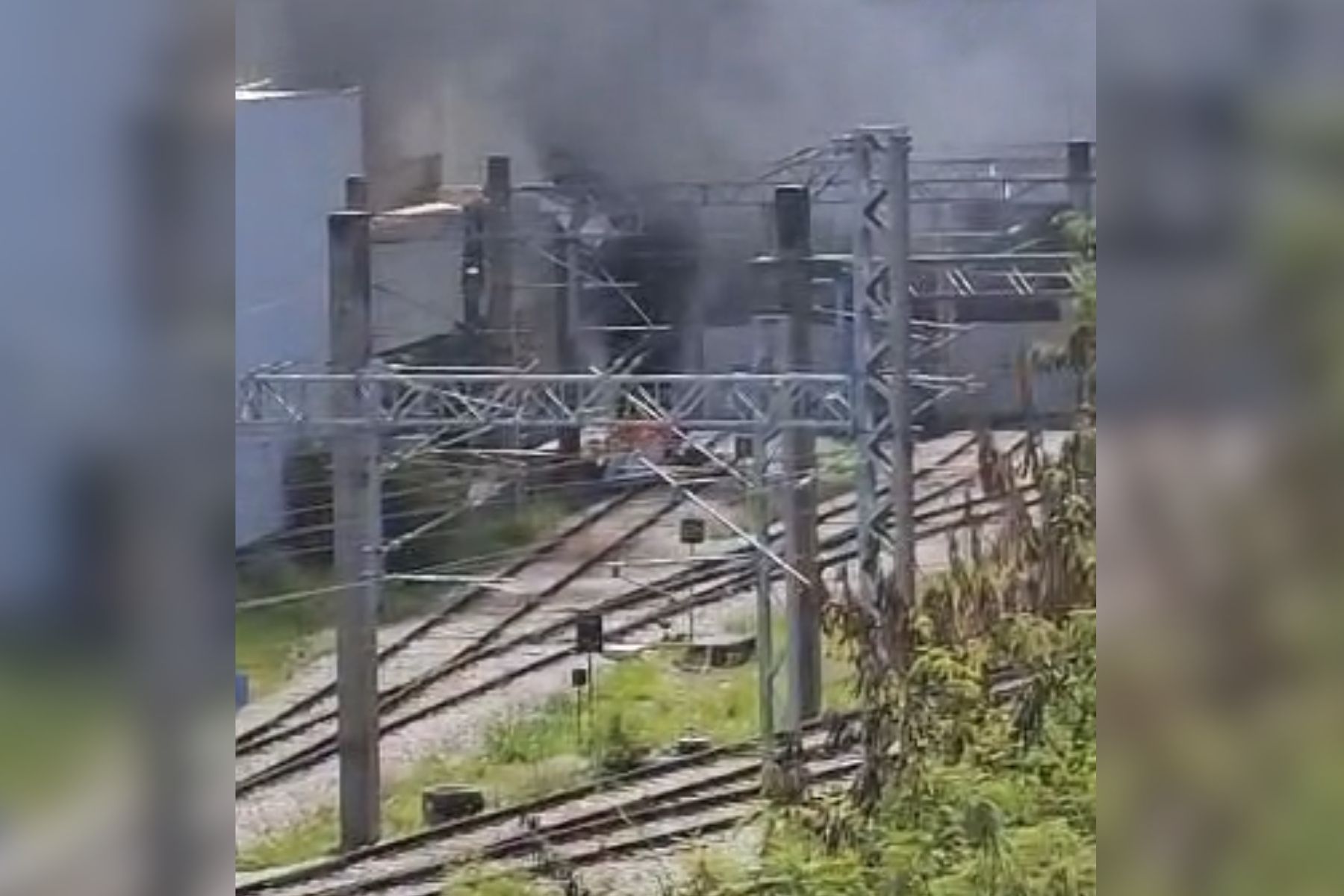 Bombeiros apontam que avião que caiu no São Gabriel, em BH, é monomotor