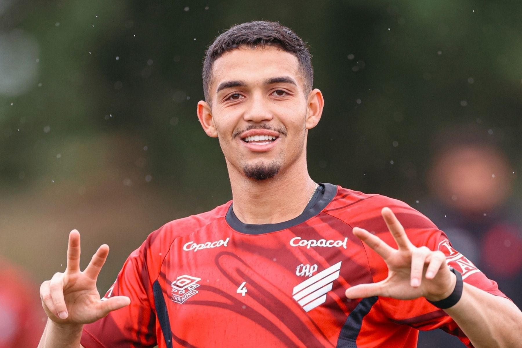 Especulado em Flamengo e Barcelona, destaque do Athletico-PR revela desejo para futuro