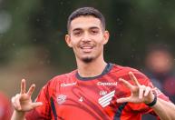 Especulado em Flamengo e Barcelona, destaque do Athletico-PR revela desejo para futuro