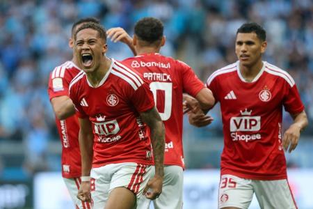 Vitinho celebra gol do Inter contra o Grêmio • Ricardo Duarte/Internacional