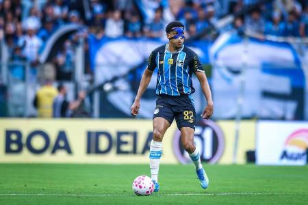 Wallace em ação pelo Grêmio no GreNal • Lucas Uebel/Grêmio