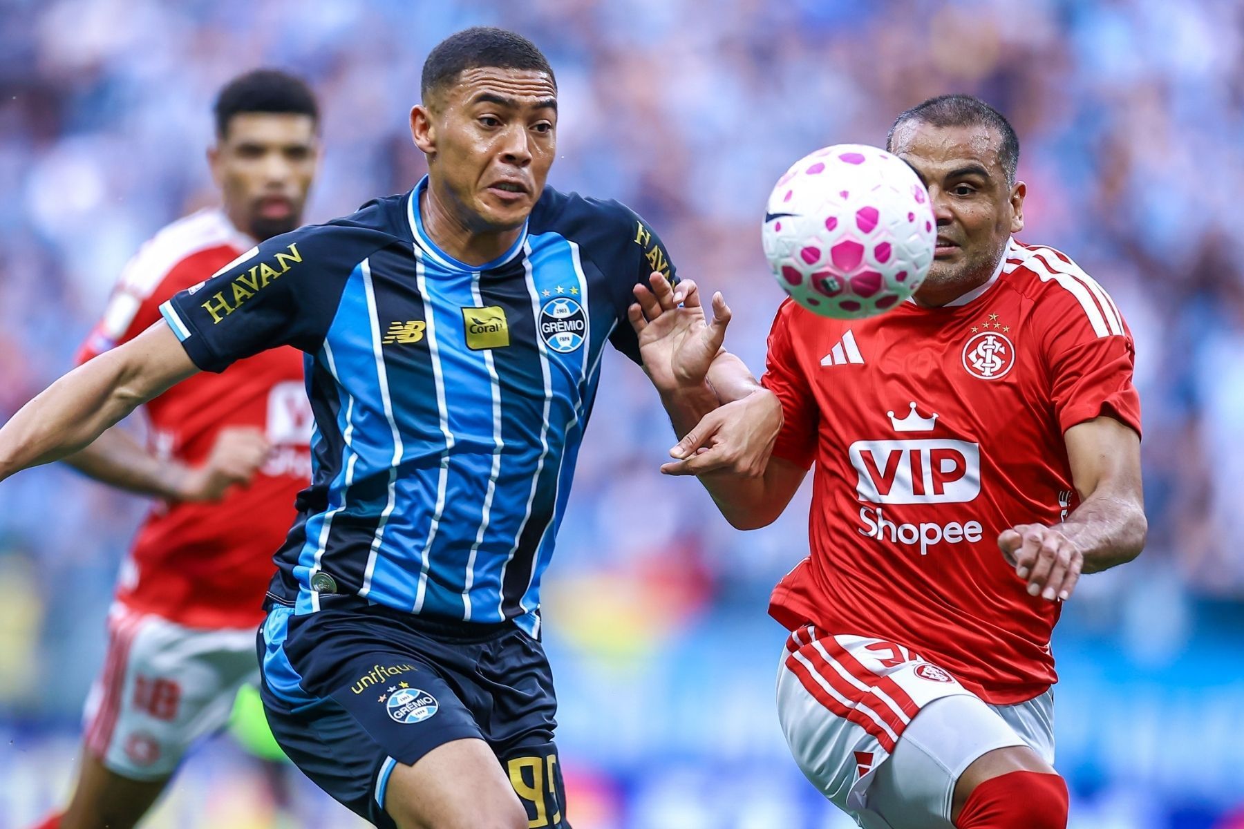 Grêmio e Internacional empatam e seguem na zona de rebaixamento do Brasileiro