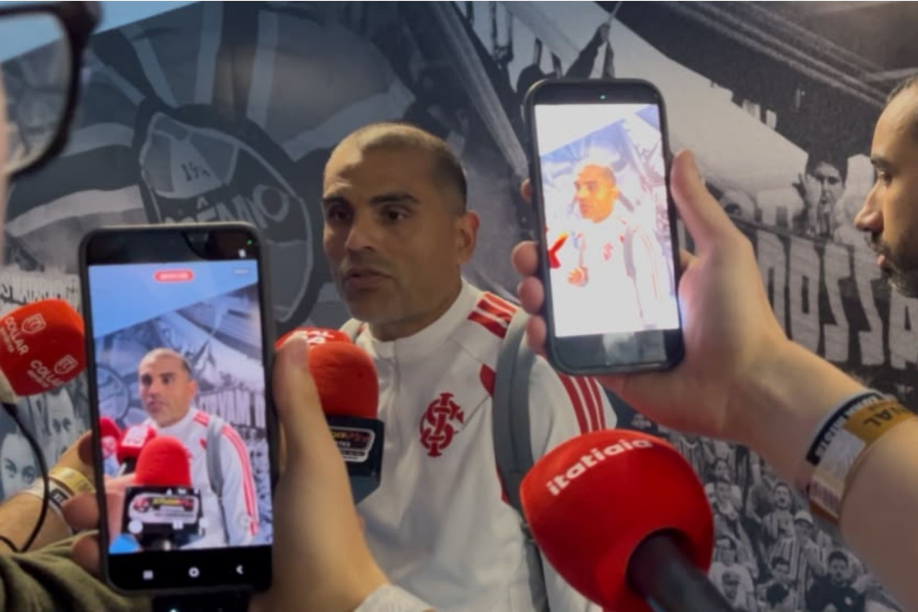 Zagueiro do Internacional, Gabriel Mercado compara trabalhos de Baptista e Pezzolano