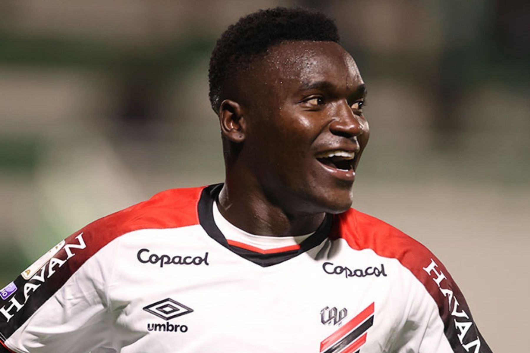 Kevin Viveros, do Athletico-PR, supera ídolo do Corinthians e quebra recorde