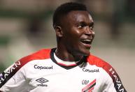 Kevin Viveros, do Athletico-PR, supera ídolo do Corinthians e quebra recorde