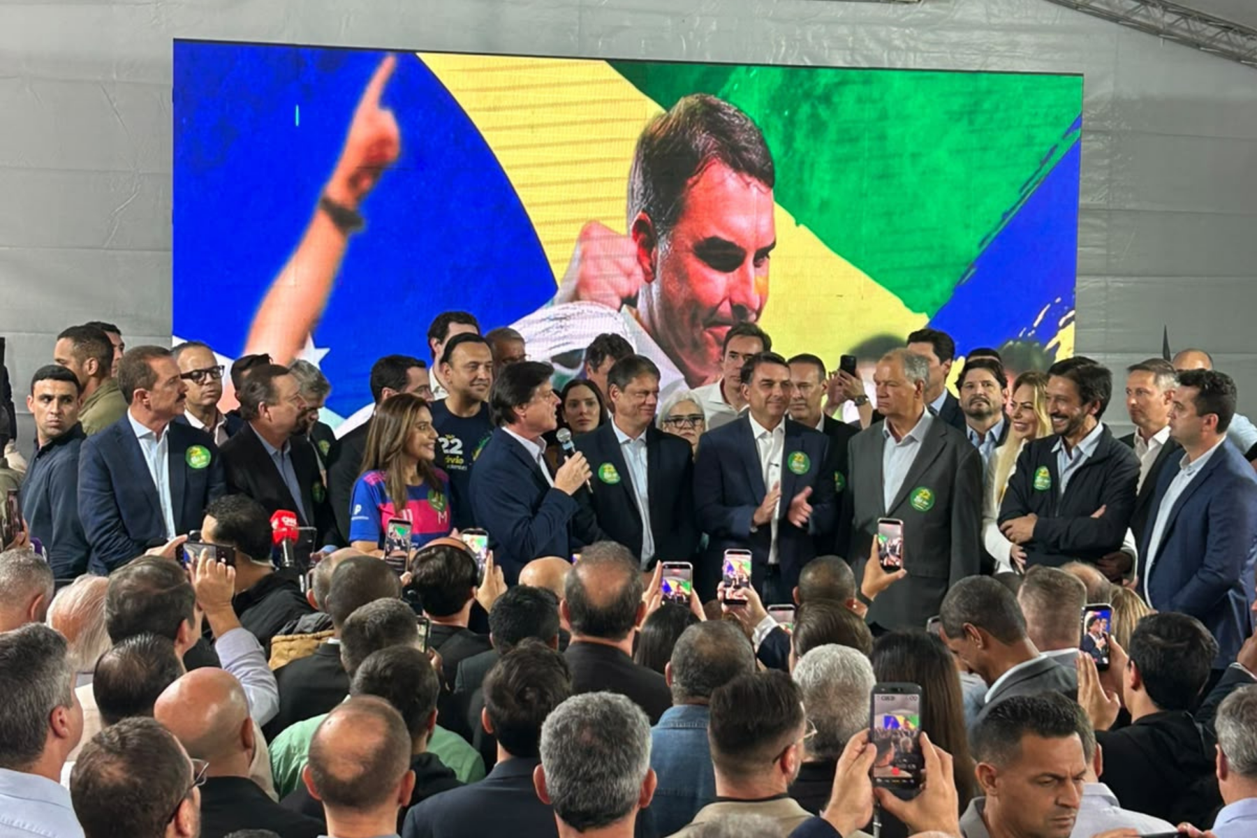 Maioria dos diretórios do MDB fecha apoio a Flávio Bolsonaro no 2º turno