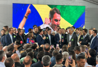 Maioria dos diretórios do MDB fecha apoio a Flávio Bolsonaro no 2º turno
