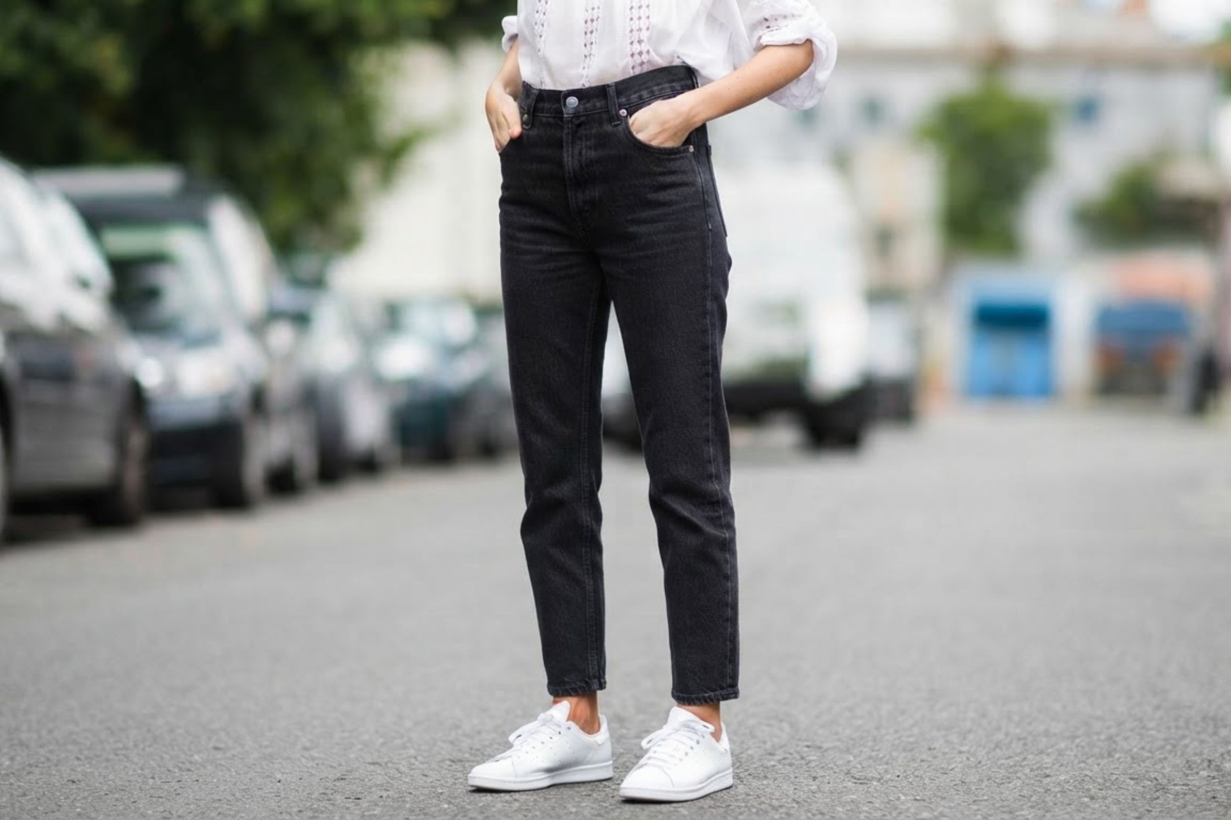 Tênis branco e calça jeans: 5 combinações versáteis de wide leg a mom para usar