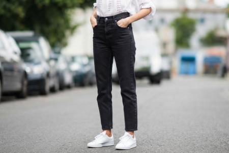 Tênis branco e calça jeans: 5 combinações versáteis de wide leg a mom para usar