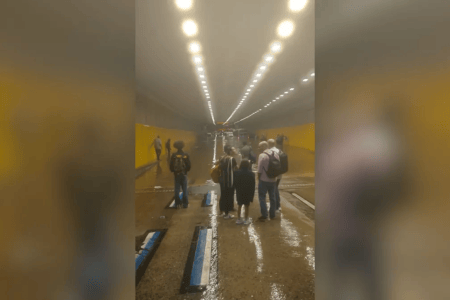Carros ficaram submersos durante temporal