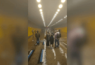 Temporal arrasta carros em túnel de São Paulo e obriga motoristas a subir nos tetos; veja vídeo