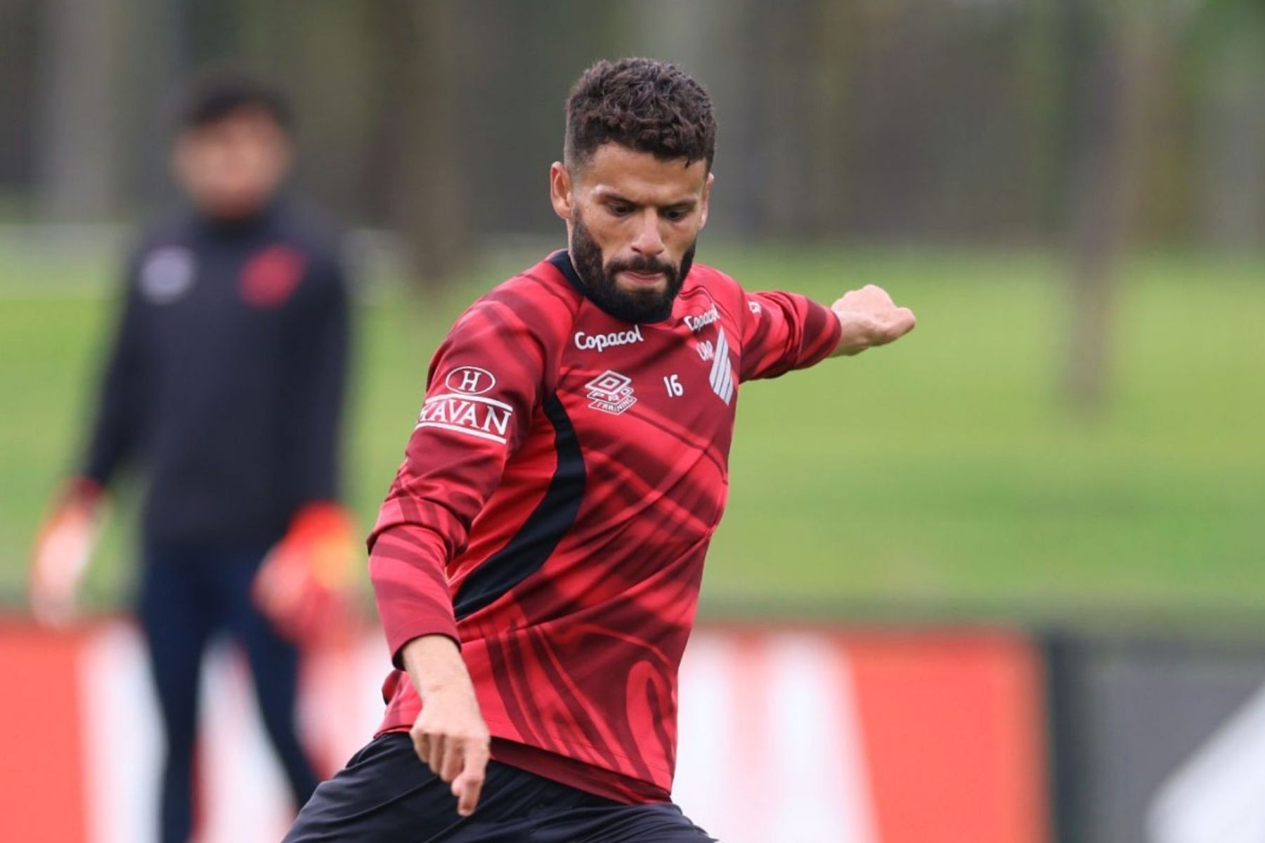 Titular do Athletico-PR se aproxima da meta para renovação automática de contrato