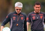 No retorno de Odair, Athletico-PR tem dúvidas para duelo com o Palmeiras