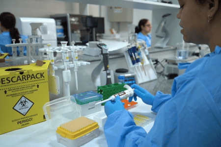 CT Vacinas da UFMG desenvolve vacina contra Covid-19 e estuda tecnologia de RNA • Itatiaia
