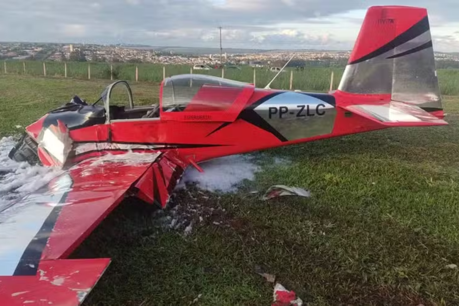 Duas pessoas morrem em acidente com avião de pequeno porte no interior de SP