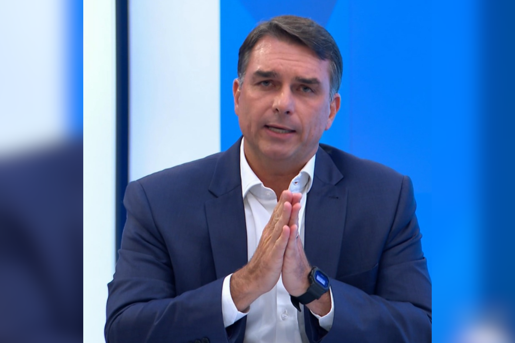 Flávio usa relógio de Jair Bolsonaro em entrevista ao Jornal Nacional