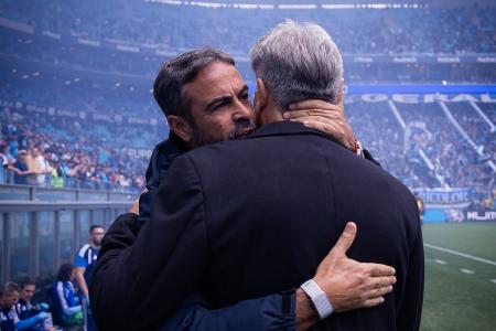 Artur Jorge, do Cruzeiro, e Renato Gaúcho, do Grêmio, se abraçam antes do jogo • Lucas Bubols/Cruzeiro