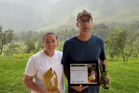 Marciane de Oliveira e José Martins Diogo de Siqueira Filho, donos do Azeite Alto das Oliveiras • Arquivo/ Imagem cedida